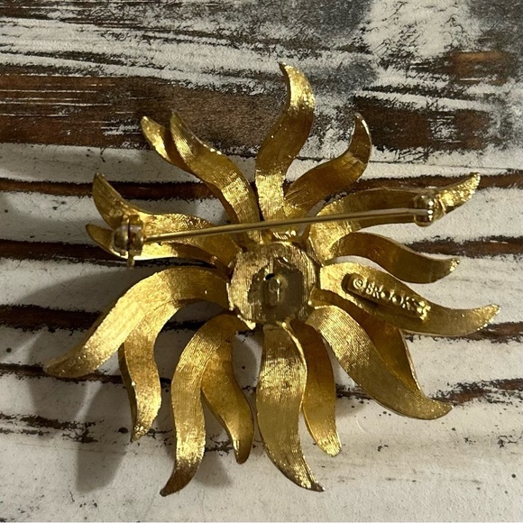 Vintage Gold Tone Flower Brooks Brooch Signed - Picture 8 of 10